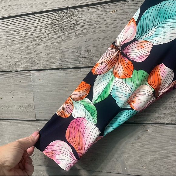 Tommy Hilfiger Navy with Vibrant Tropical Floral Pattern Dress Sz 10 Vacation - Picture 5 of 10
